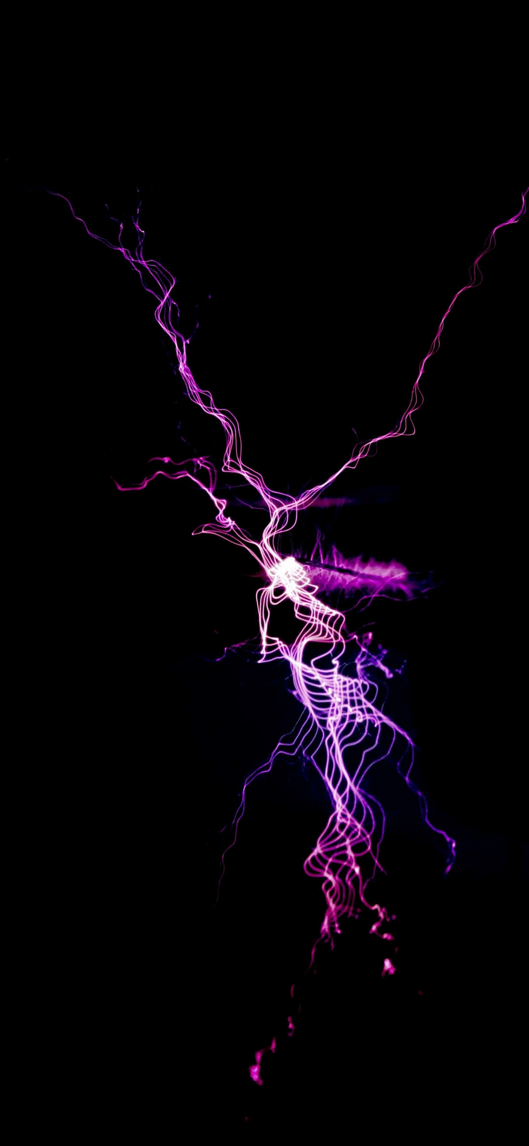 閃電 桌布 壁紙 — 鮮豔的紫色和白色閃電在純黑色背景上劈啪作響，呈現動態的電光展示。