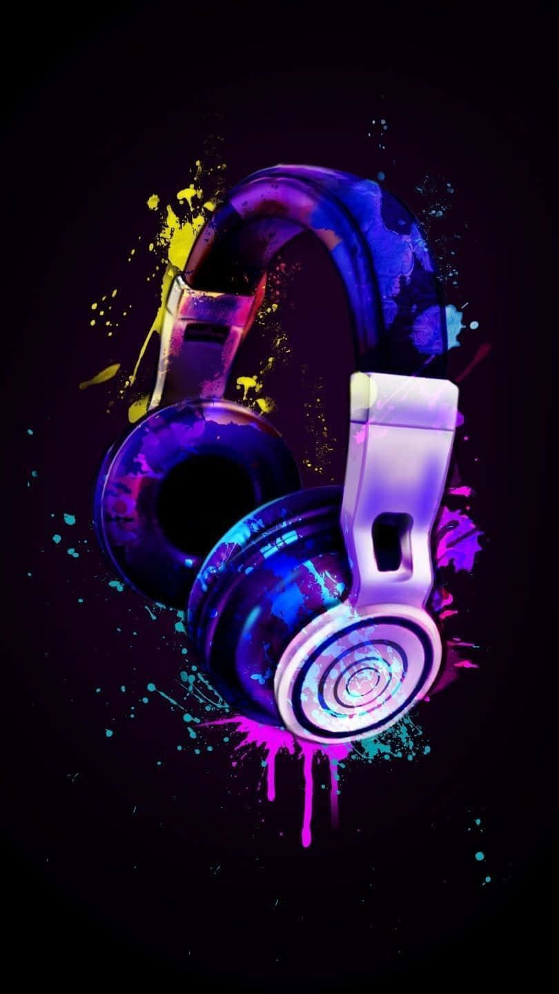 Headphones 桌布 壁紙 — 鮮豔的紫色和黃色油漆飛濺在深色背景上，圍繞著時尚的頭戴式耳機爆開。