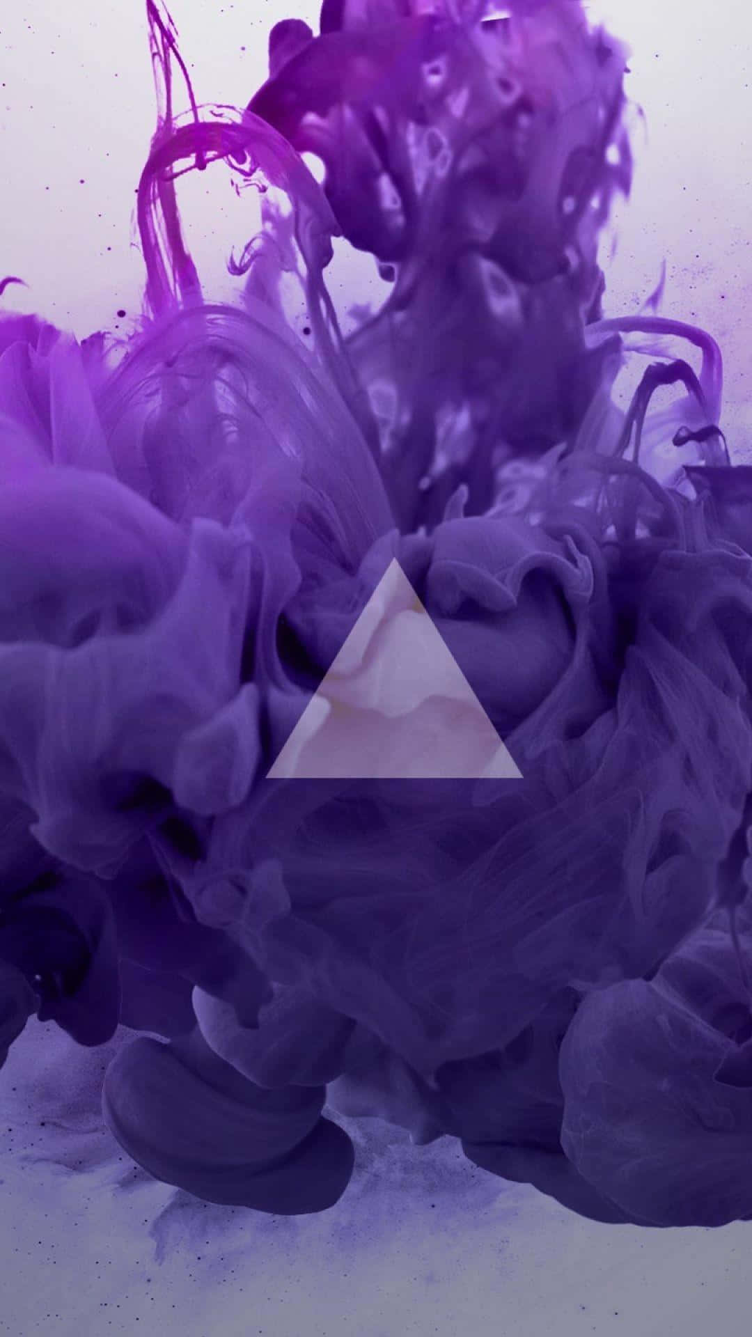 桌布 壁紙 — 鮮豔的紫色墨水在柔和的漸變背景上，圍繞中央的白色三角形動態旋轉。