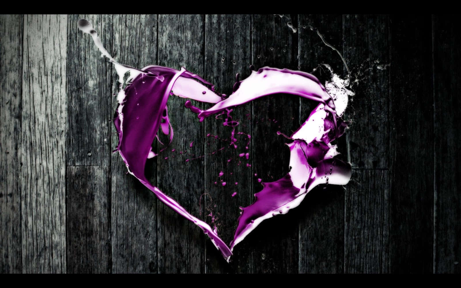Heart Art 桌布 壁紙 — 鮮豔的紫色液體在深色風化木背景上濺成心形。