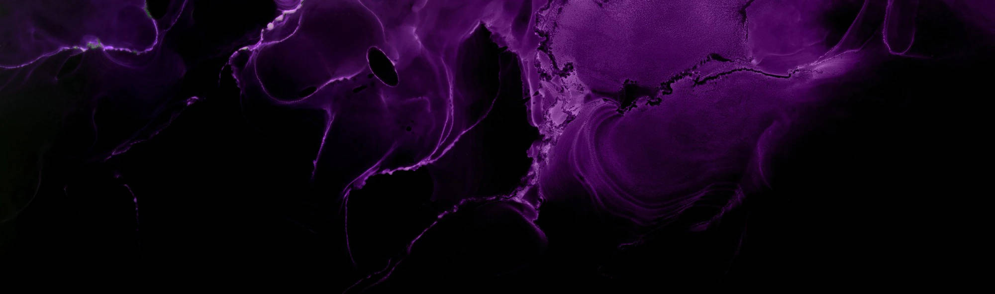 黑色背景上宇宙星雲中的抽象紫色液體漩渦。 — 抽象藝術動圖 壁紙