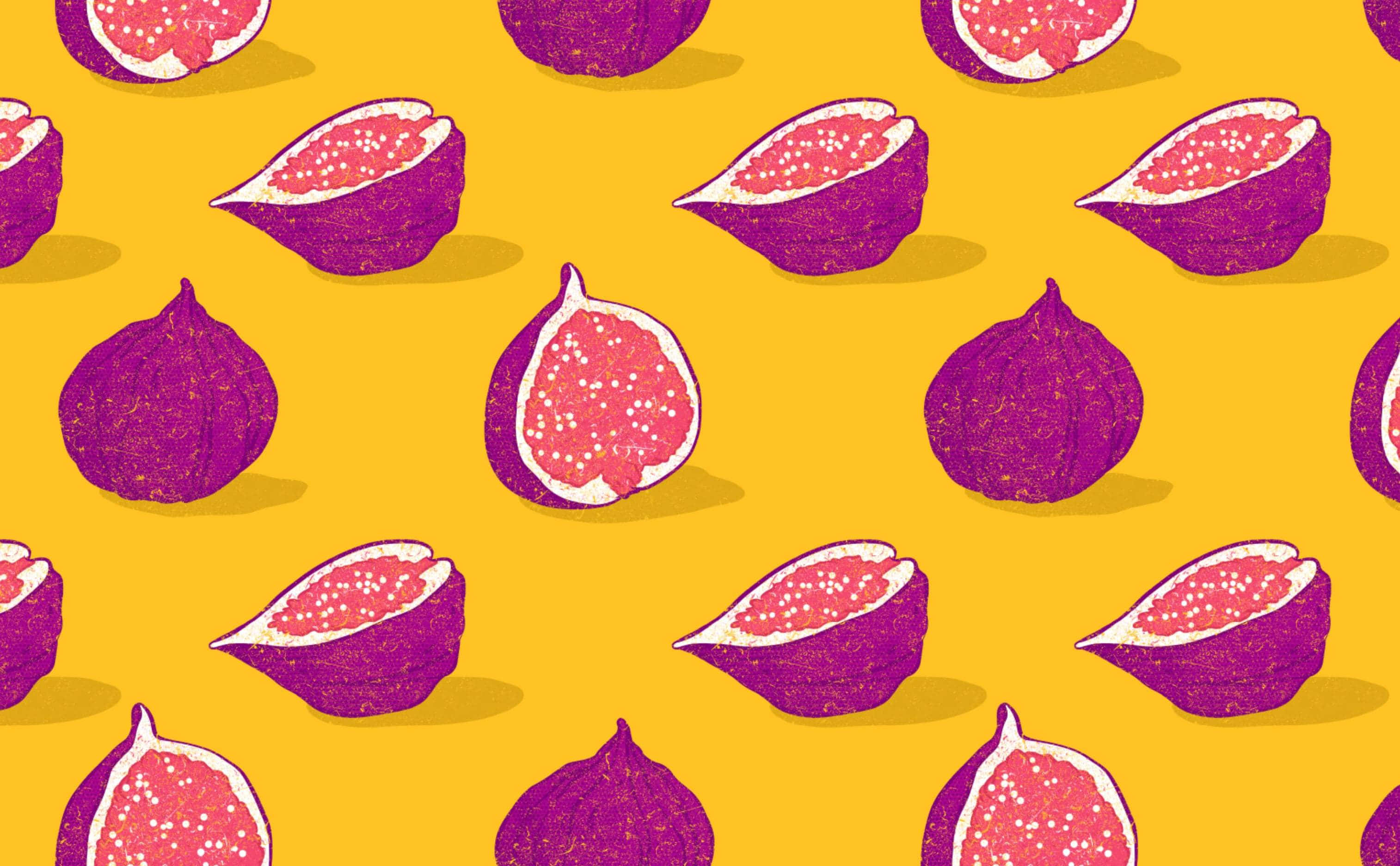 Purple Figs 桌布 壁紙 — 鮮豔的紫色無花果切片和完整重複，在陽光黃色背景上形成大膽圖案。