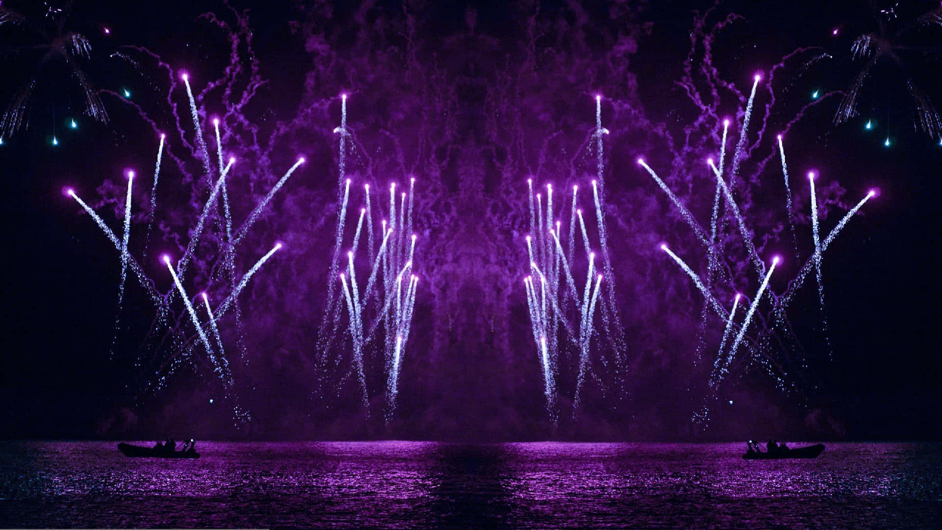 Purple Lightning 桌布 壁紙 — 鮮豔的紫色煙火在黑暗的水面上爆炸，下方有兩艘小船載著人們觀看。