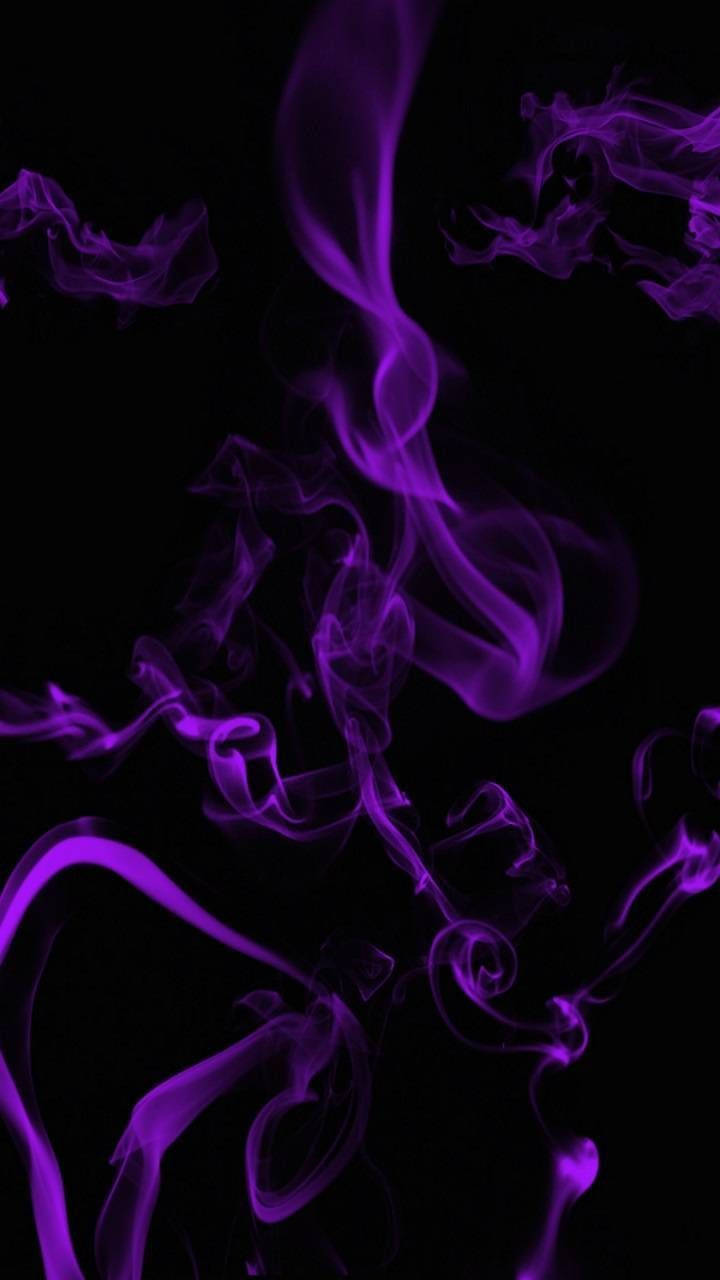 煙動圖 桌布 壁紙 — 鮮豔的紫色煙霧在深黑色背景上優雅地旋轉，形成迷人的抽象舞蹈。
