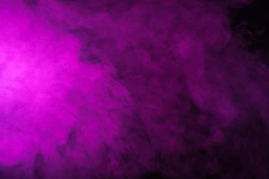 Pink Smoke 桌布 壁紙 — 鮮豔的紫色煙霧在黑暗背景中翻騰，營造出空靈而神秘的氛圍。
