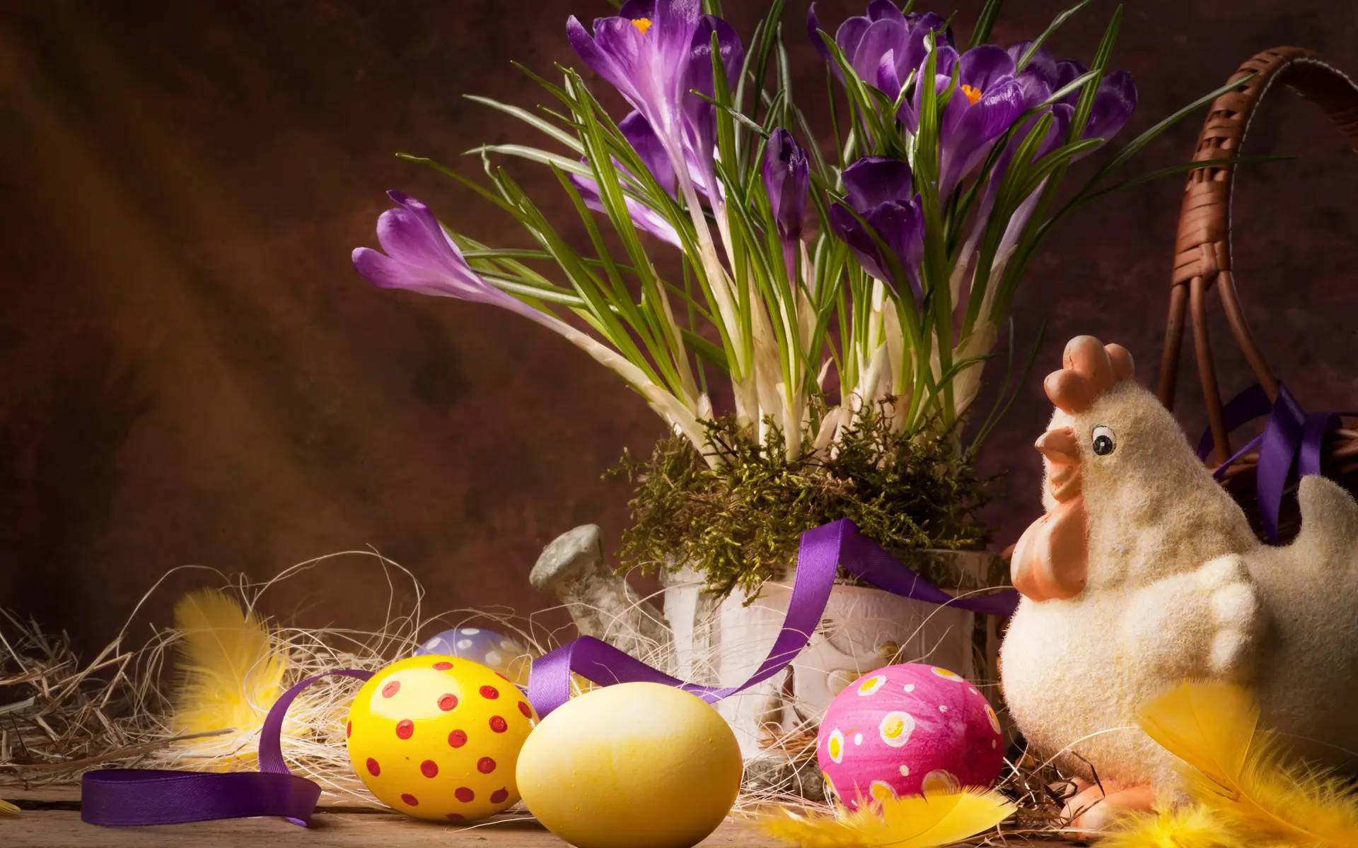 Easter 桌布 壁紙 — 鮮豔的紫色番紅花在鄉村風格的籃子裡，與彩色復活節彩蛋和毛絨雞一起盛開。