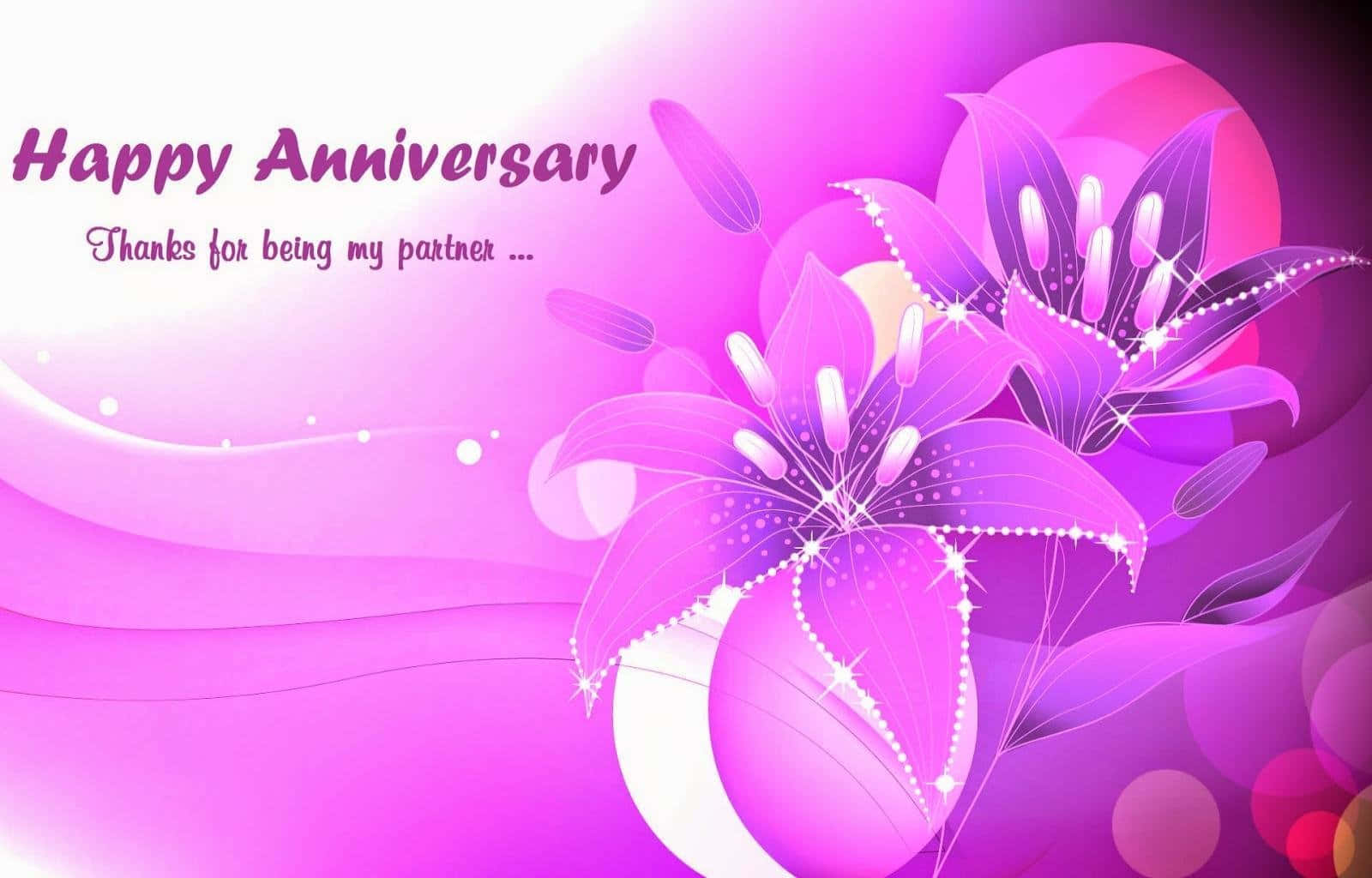 Anniversary 桌布 壁紙 — 鮮豔的紫色百合花帶有閃爍細節，在粉紅色漸層背景上盛開，並配有慶祝週年文字。