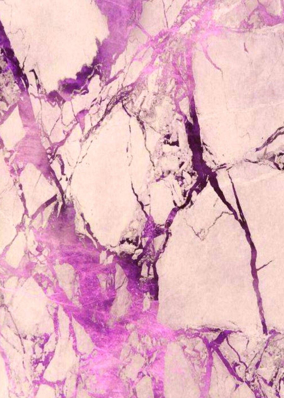 Pink Gold Marble 桌布 壁紙 — 鮮豔的紫色紋理在有機抽象圖案中劃過柔軟的粉紅色大理石表面。