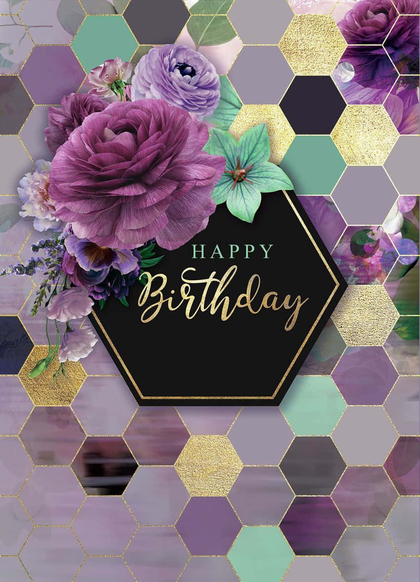 生日快樂 桌布 壁紙 — 鮮豔的紫色花朵盛開在金色和粉彩瓷磚的六角形馬賽克上，黑色六角形中心用金色字體寫著happy birthday。