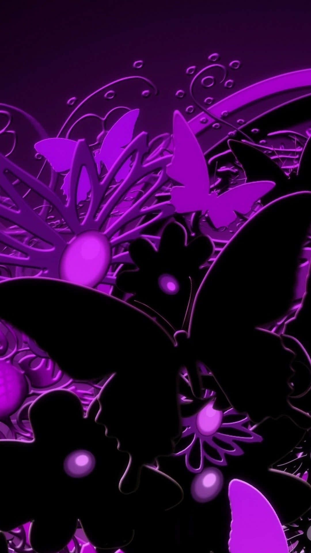 Purple Butterfly iPhone 桌布 壁紙 — 鮮豔的紫色蝴蝶和花朵在黑暗背景中發光，形成超現實的數位藝術作品。