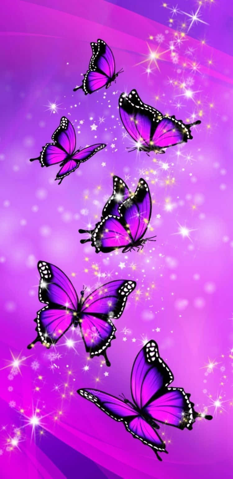 Purple Butterfly iPhone 桌布 壁紙 — 鮮豔的紫色蝴蝶帶有黑色邊緣，在閃爍的漸變紫色背景上優雅地飛舞。