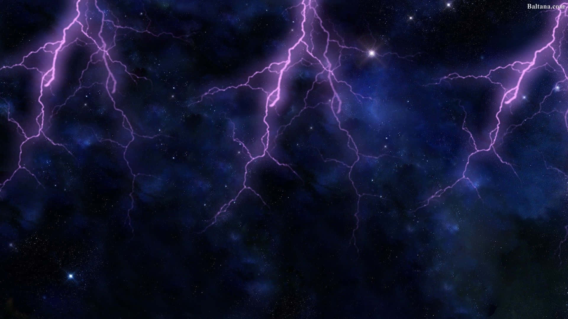 閃電 桌布 壁紙 — 鮮豔的紫色閃電劃過深藍色、佈滿星星的宇宙天空，充滿發光的星雲。