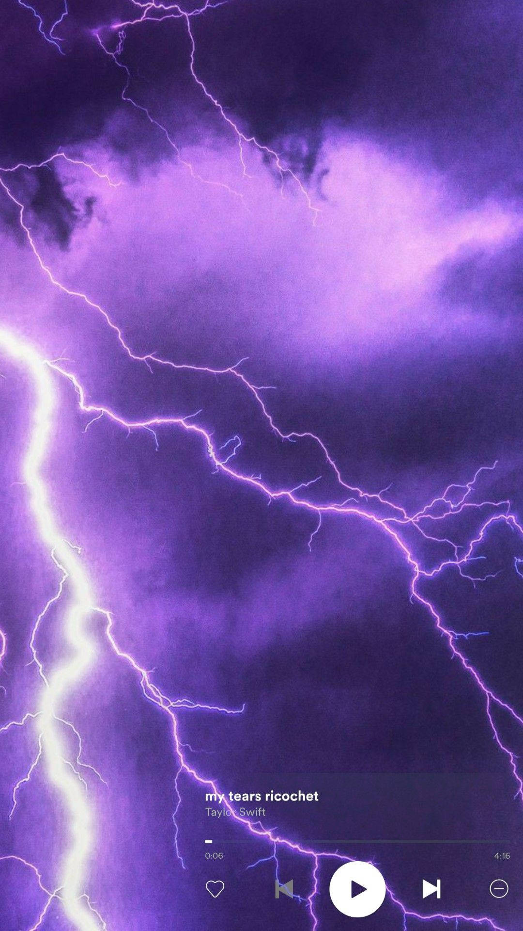 閃電 桌布 壁紙 — 鮮豔的紫色閃電在佈滿烏雲的暴風雨天空中叉開，並帶有音樂播放器疊加層。