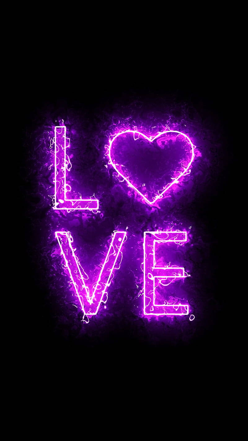black 桌布 壁紙 — 鮮豔的紫色霓虹字母拼出LOVE，並以心形取代字母O，在黑暗煙霧背景中發光。