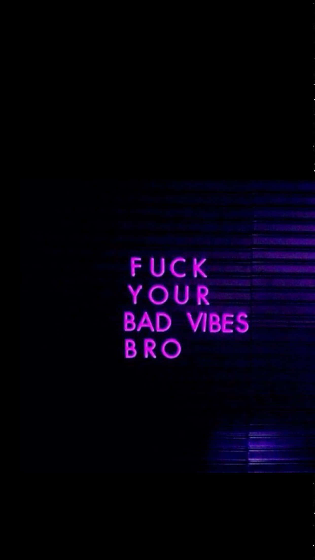 Bad Vibes 桌布 壁紙 — 鮮豔的紫色霓虹文字 'FUCK YOUR BAD VIBES BRO' 顯示在帶有水平光線條紋的深色背景上。