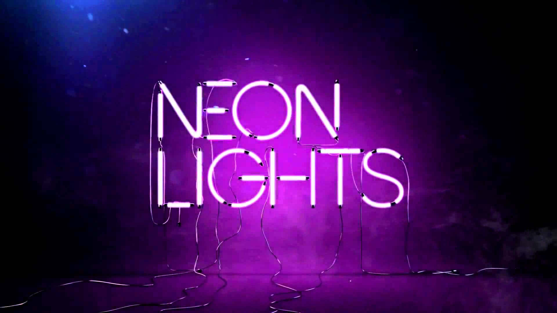 美學 桌布 壁紙 — 鮮豔的紫色霓虹燈牌拼出 'NEON LIGHTS'，在黑暗煙霧背景中發光，電線清晰可見。