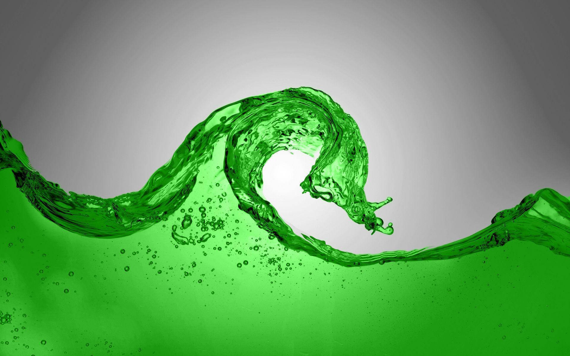 Liquid 桌布 壁紙 — 鮮豔的綠色液體在柔和的灰色漸變背景上形成動態的彎曲波浪，帶有閃閃發光的水滴。