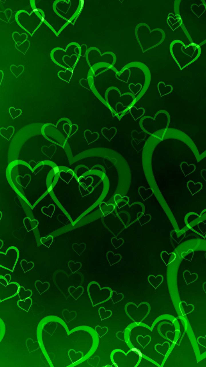 Green Heart 桌布 壁紙 — 鮮豔的綠色發光心形在深綠色漸變背景上漂浮並重疊。