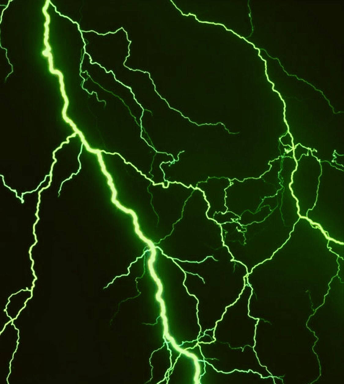 閃電 桌布 壁紙 — 鮮豔的綠色閃電在漆黑的天空中劈啪作響，呈現出戲劇性的自然景象。