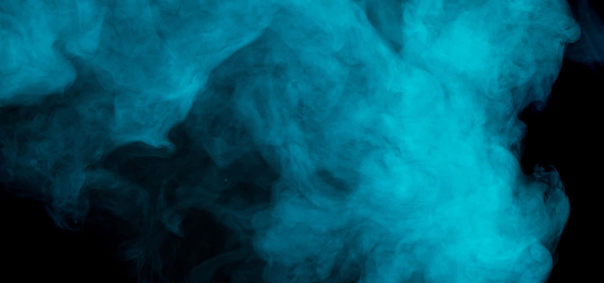 Smoke Blue 桌布 壁紙 — 鮮豔的藍綠色煙霧在純黑背景上翻騰，營造出空靈神秘的氛圍。