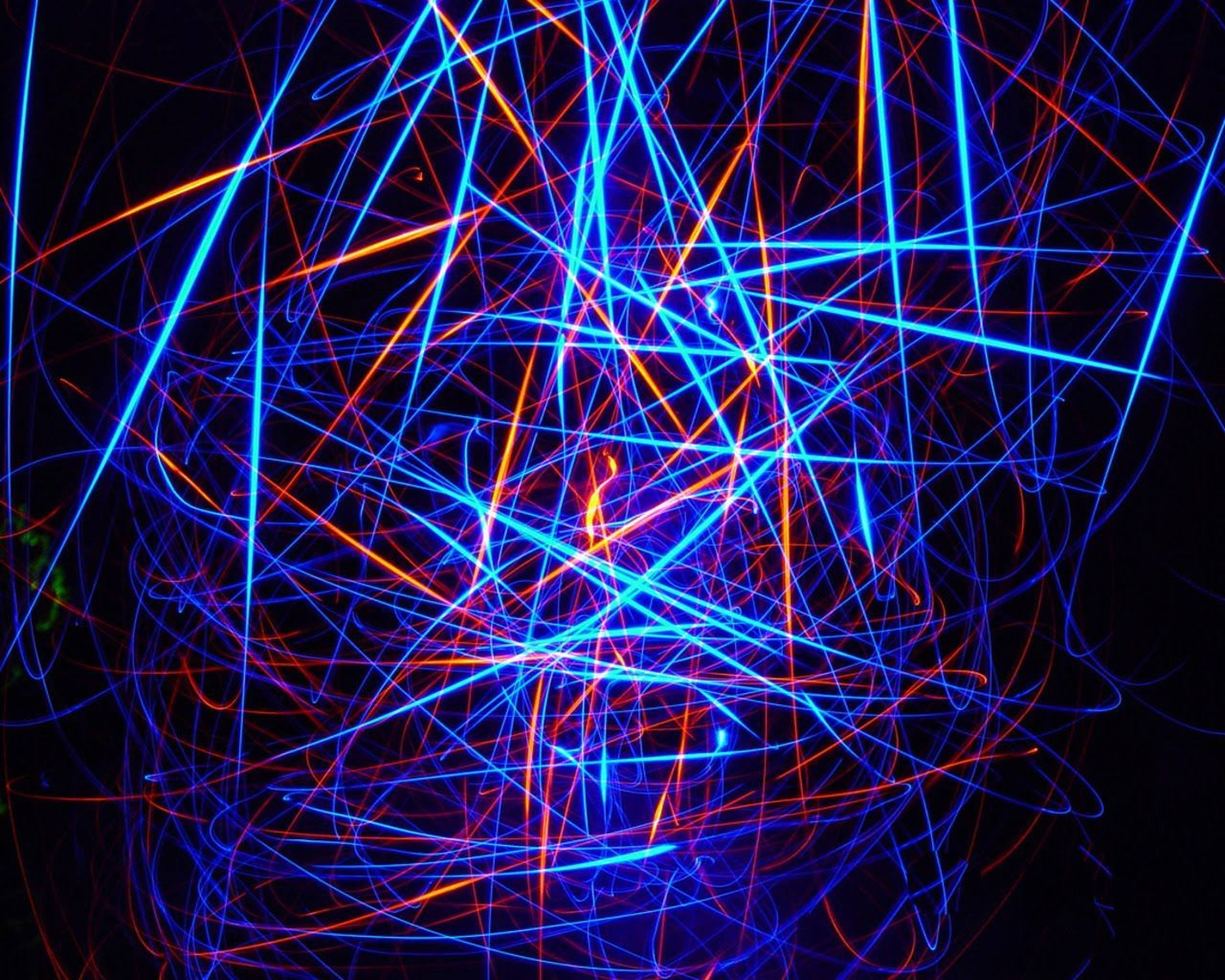 LED 桌布 壁紙 — 鮮豔的藍色和橙色光軌在黑色背景上交錯，形成混亂的抽象圖案。