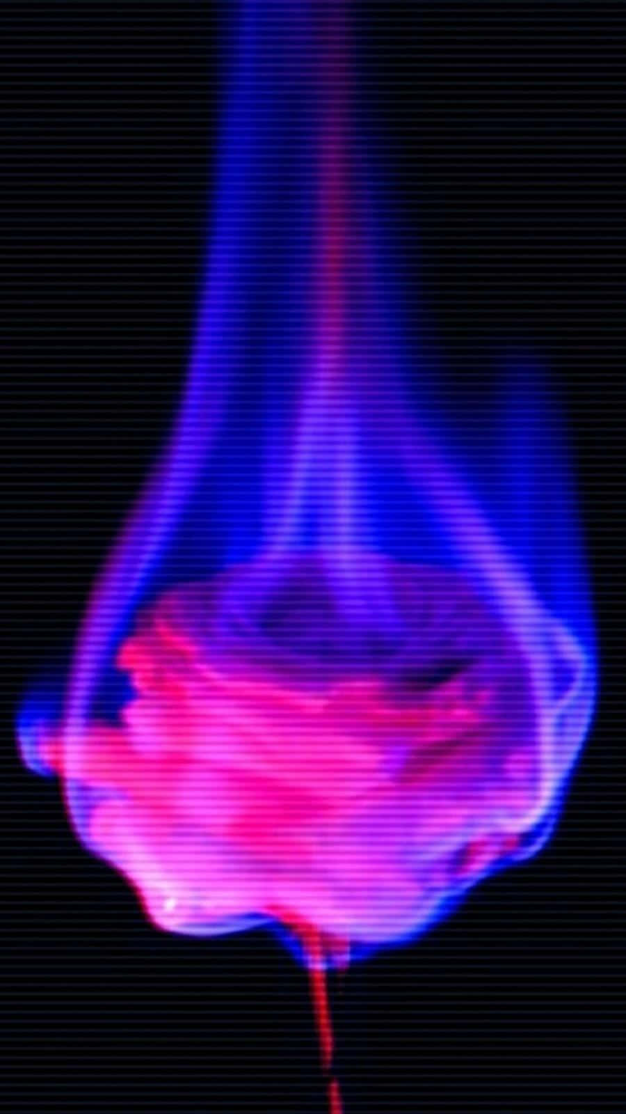 Glitch Effect 桌布 壁紙 — 鮮豔的藍色和粉紅色火焰在帶有水平掃描線的黑色背景上升起。