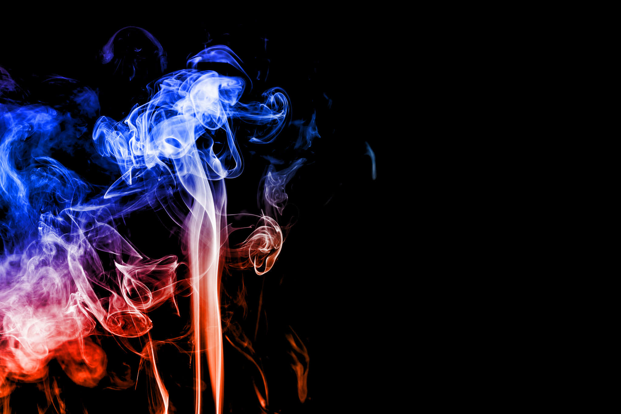 Red Smoke Effect 桌布 壁紙 — 鮮豔的藍色和紅色煙霧在純黑背景上動態旋轉，營造出抽象的火與冰的對比。