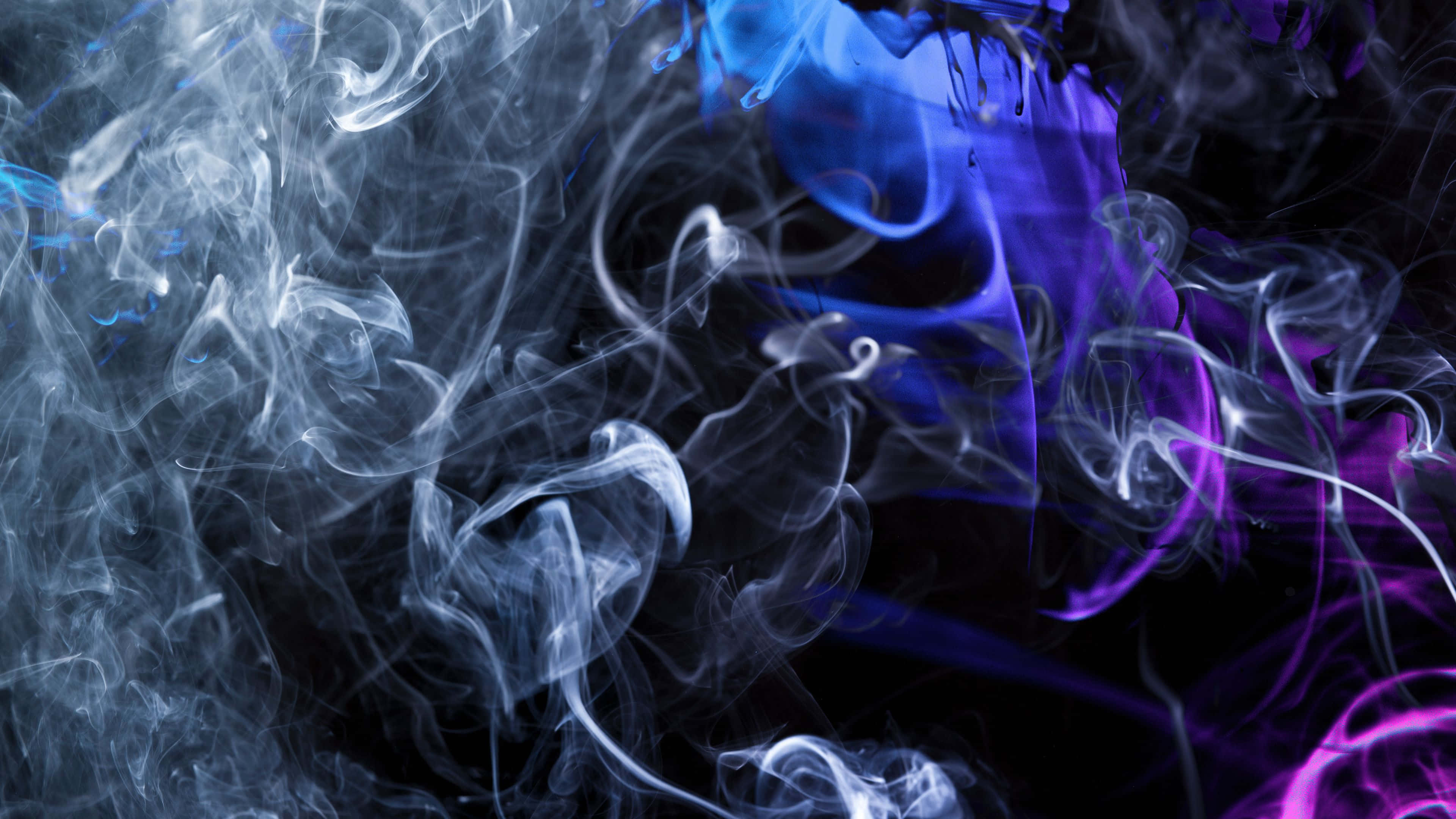 Blue And Purple 桌布 壁紙 — 鮮豔的藍色和紫色煙霧在黑暗背景上旋轉，營造出空靈而神秘的抽象構圖。