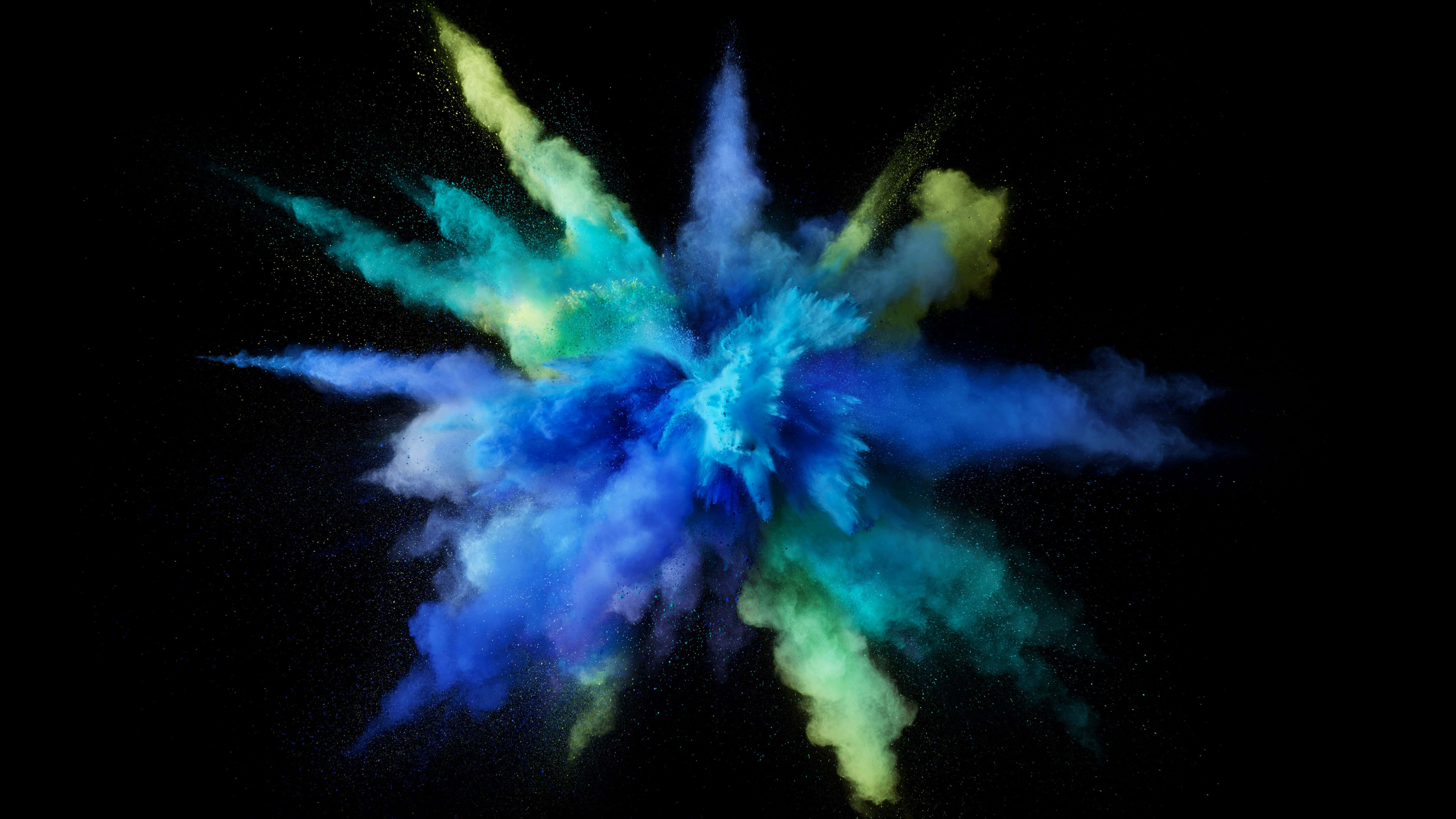 Color Splash 桌布 壁紙 — 鮮豔的藍色和綠色粉末在純黑背景下動態爆炸的高速拍攝。