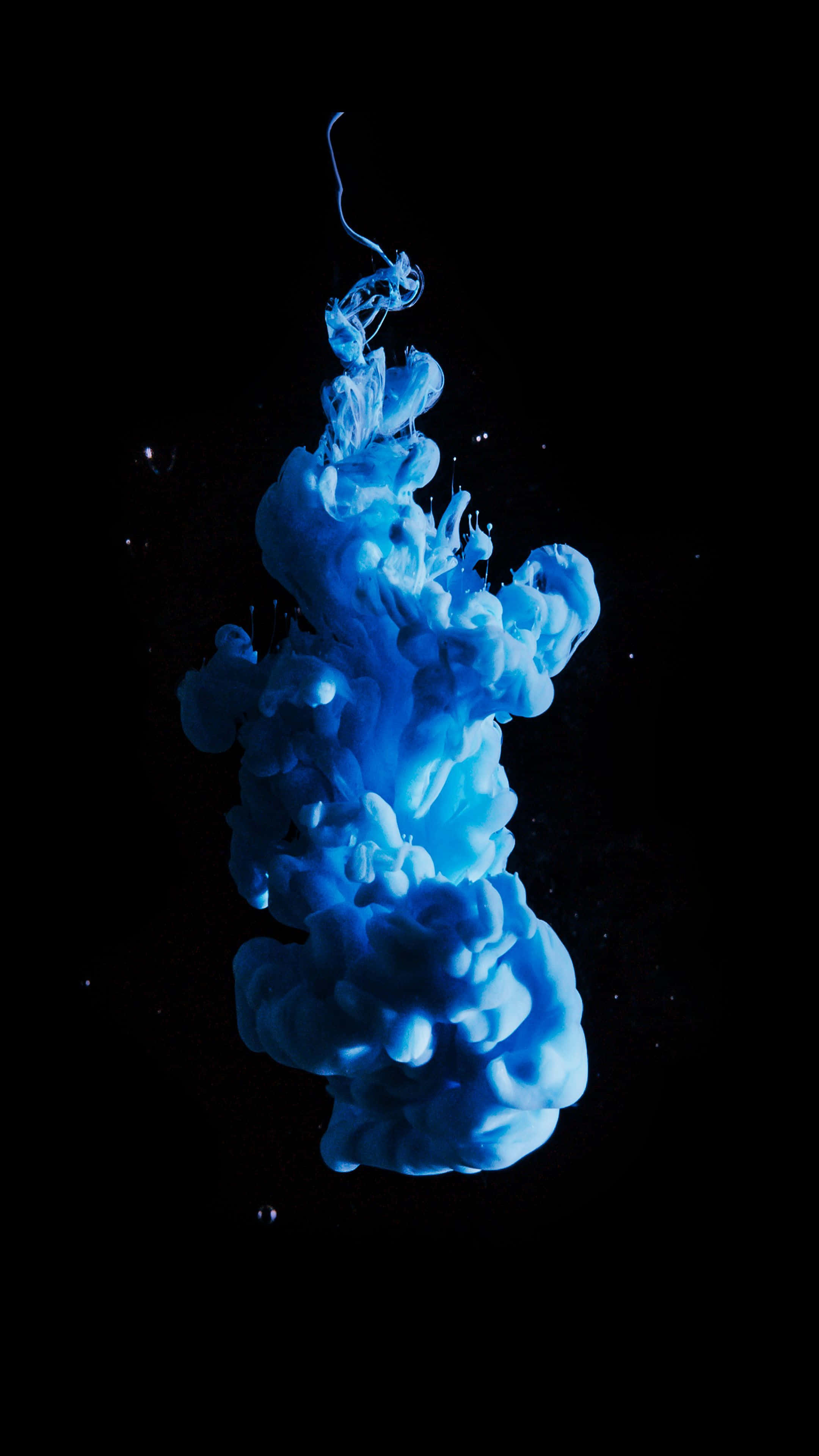 Liquid 桌布 壁紙 — 鮮豔的藍色墨水在純黑色背景上戲劇性地旋轉，形成迷人的水下爆炸效果。