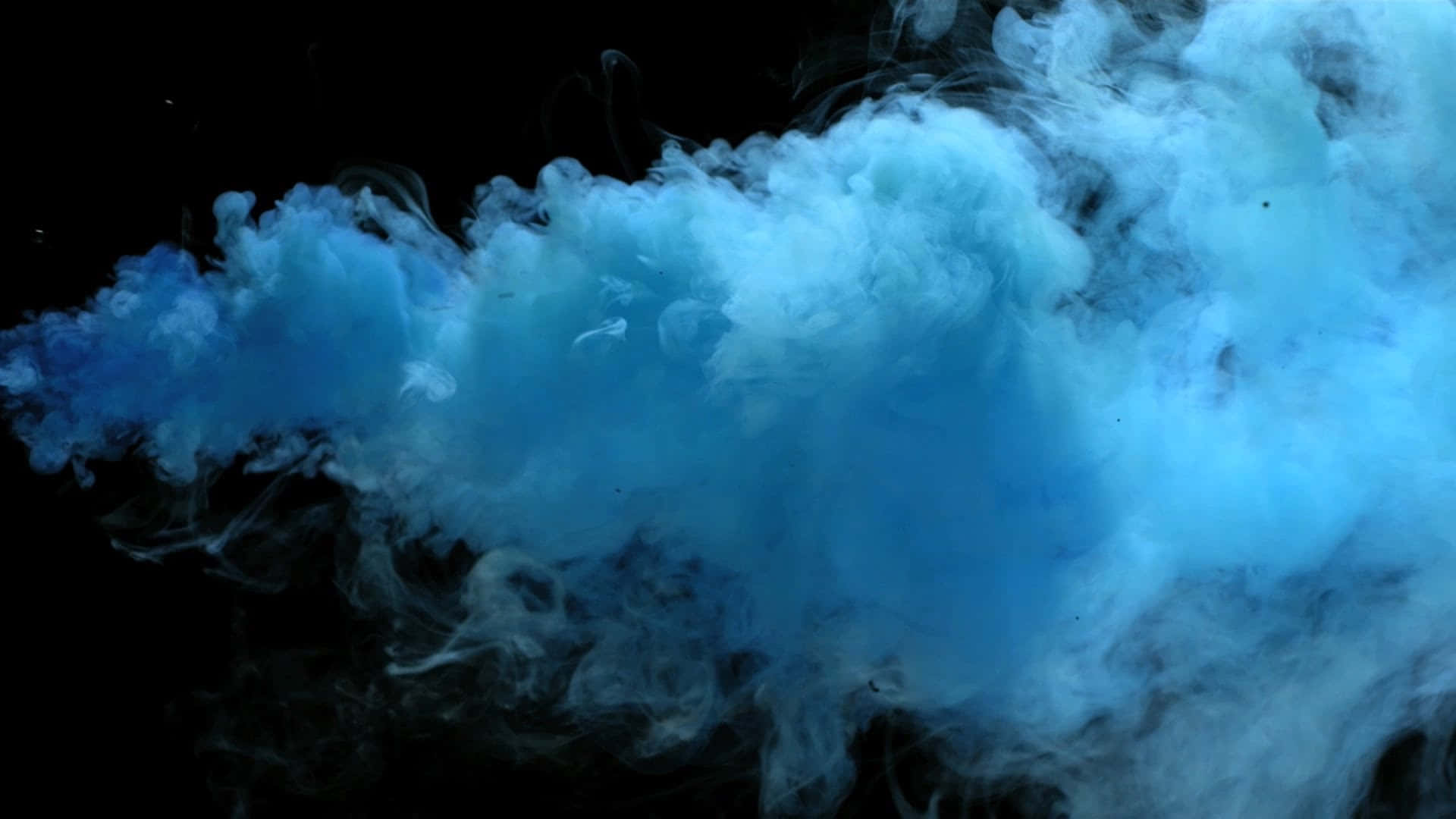 Smoke Blue 桌布 壁紙 — 鮮豔的藍色墨水漩渦在純黑背景上動態流動，營造出空靈的抽象動感。