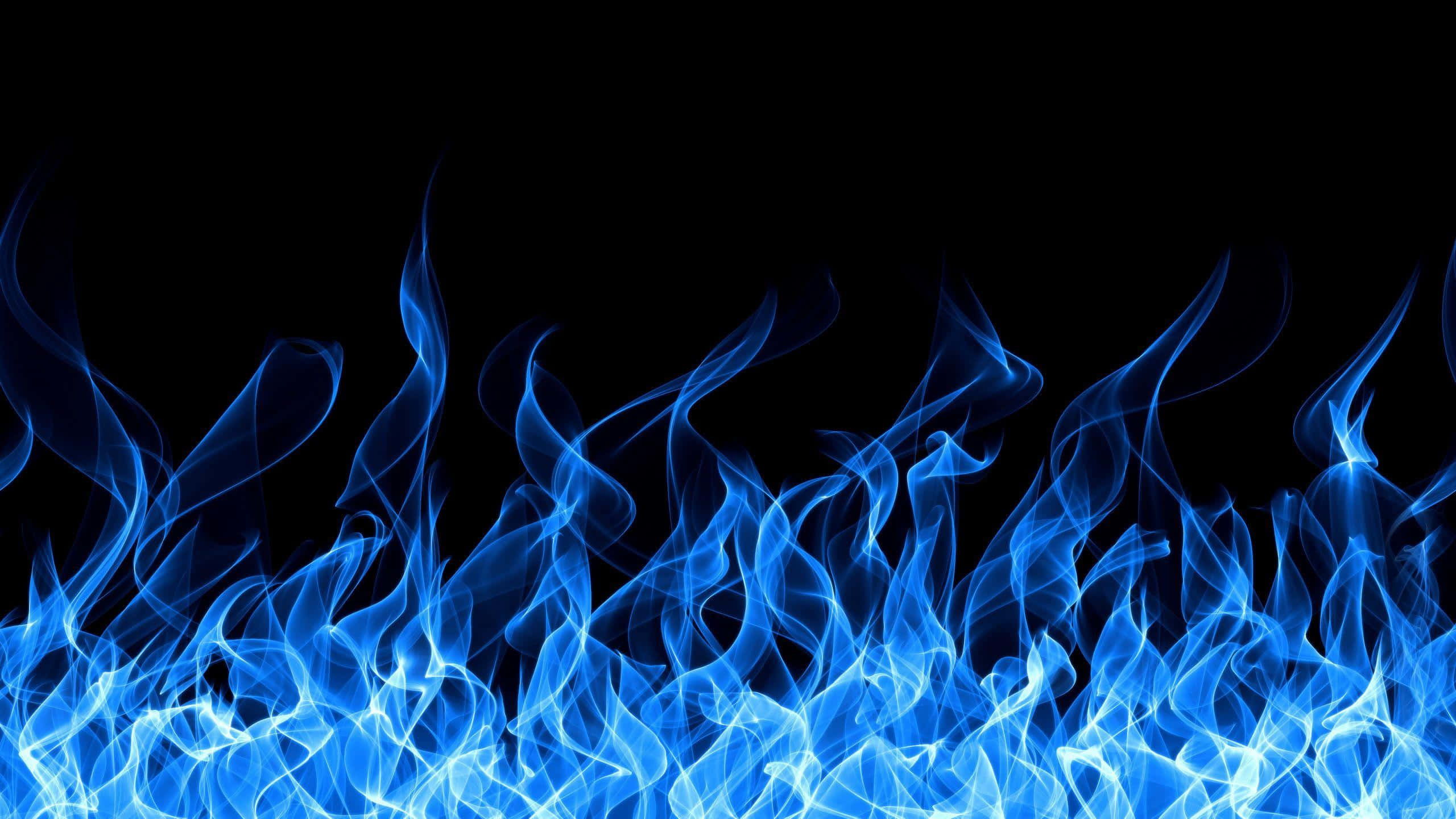 Flame 桌布 壁紙 — 鮮豔的藍色火焰在漆黑的背景上動態舞動，營造出強烈的視覺對比。