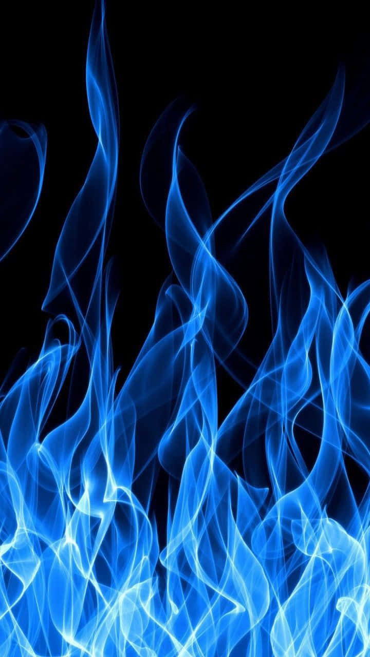 火焰動畫 桌布 壁紙 — 鮮豔的藍色火焰在漆黑的背景上動態舞動，營造出迷人的對比效果。