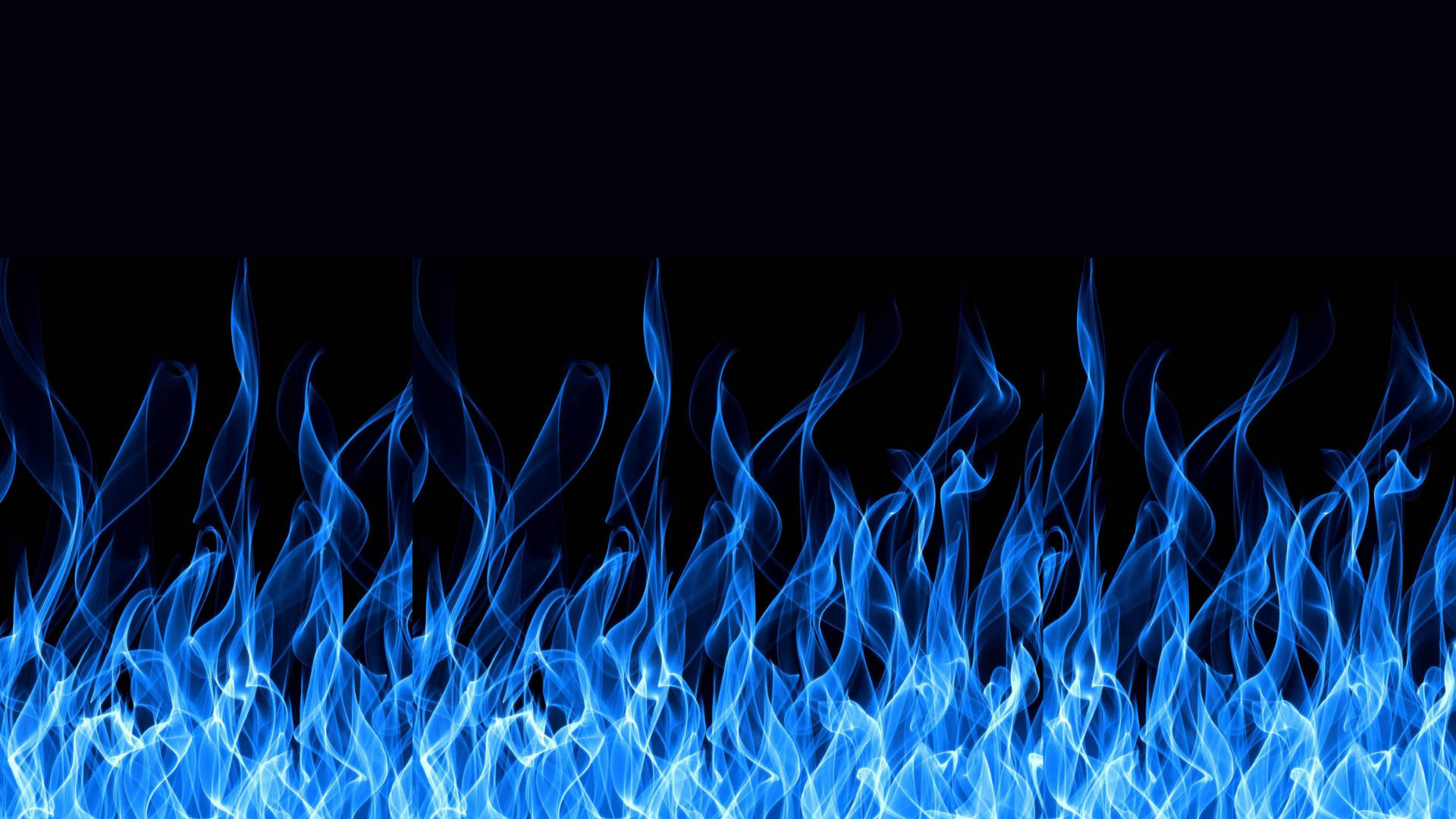 Flames 桌布 壁紙 — 鮮豔的藍色火焰在漆黑的背景上舞動，形成強烈的對比。