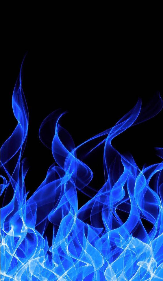 dark blue aesthetic tumblr 桌布 壁紙 — 鮮豔的藍色火焰在純黑背景上動態舞動，營造出強烈的視覺對比。
