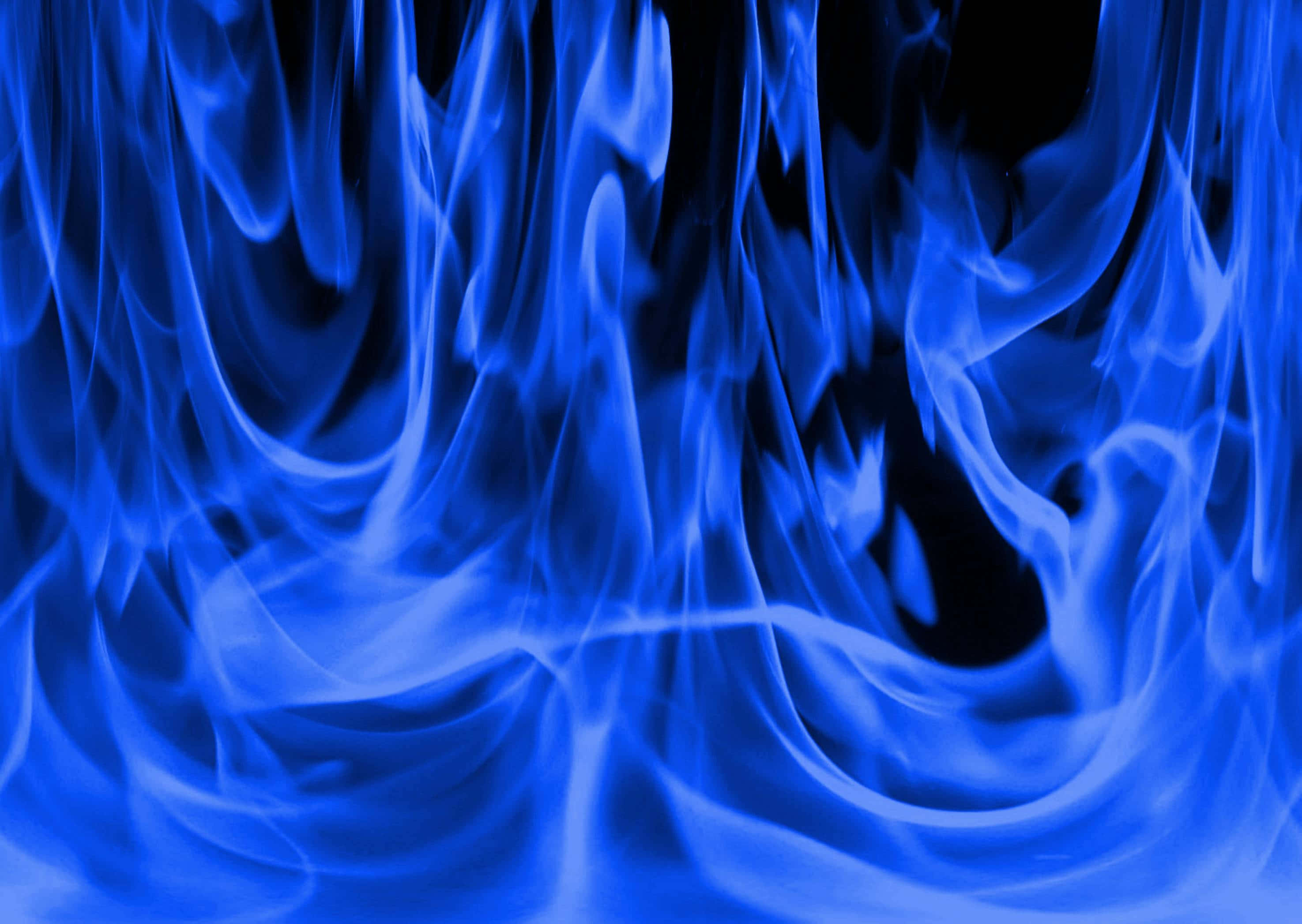 Blue Fire 桌布 壁紙 — 鮮豔的藍色火焰在純黑背景上動態舞動，營造出迷人的抽象火焰效果。