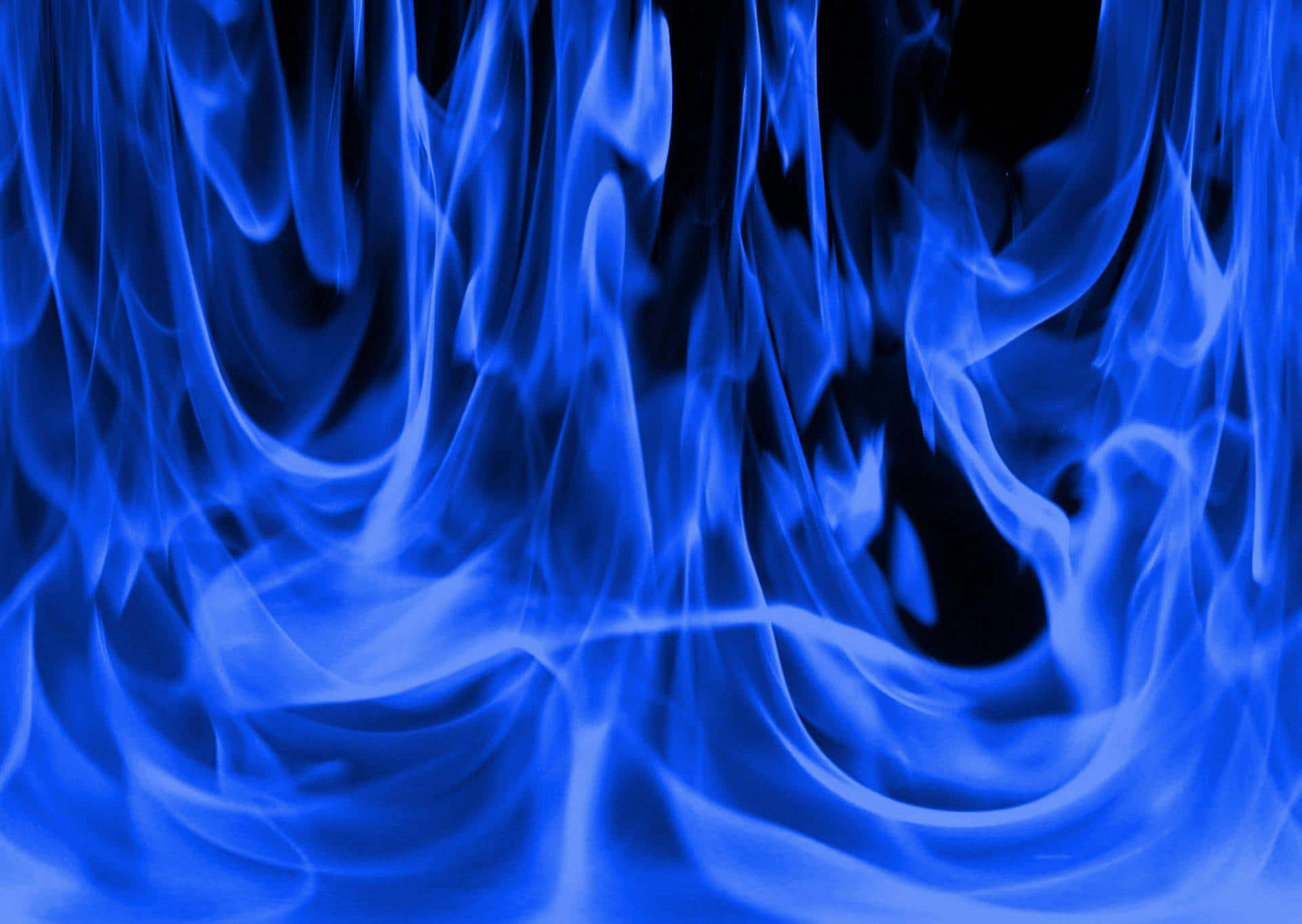 Flames 桌布 壁紙 — 鮮豔的藍色火焰在純黑色背景上動態舞動，營造出迷人的抽象火焰效果。