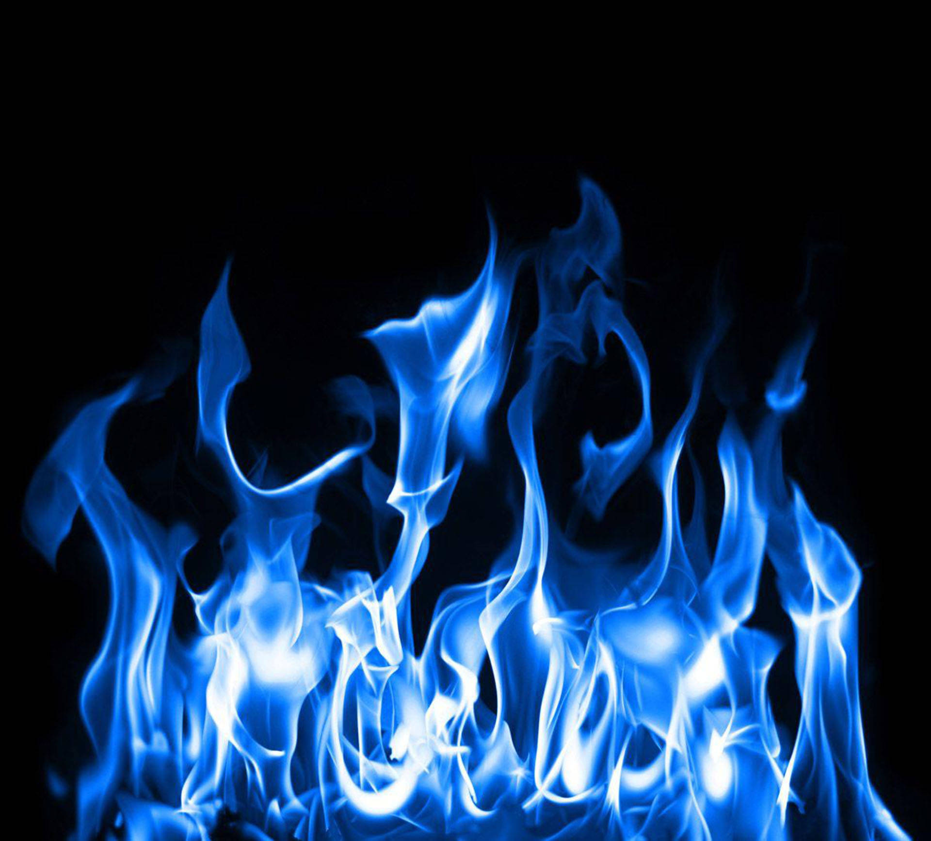 Flame 桌布 壁紙 — 鮮豔的藍色火焰在純黑色背景上動態舞動，形成鮮明對比。