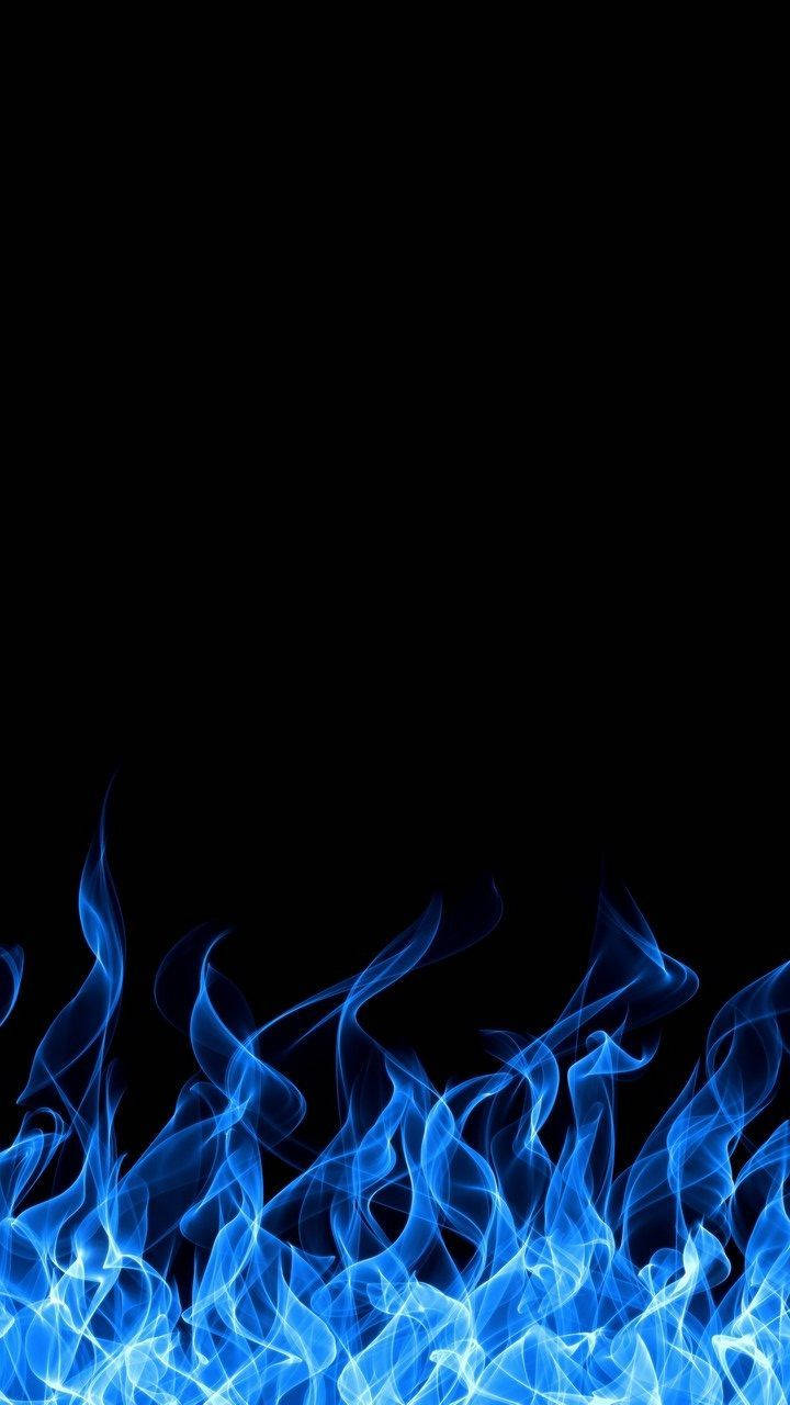 火焰動畫 桌布 壁紙 — 鮮豔的藍色火焰在純黑色背景上舞動，形成鮮明對比。