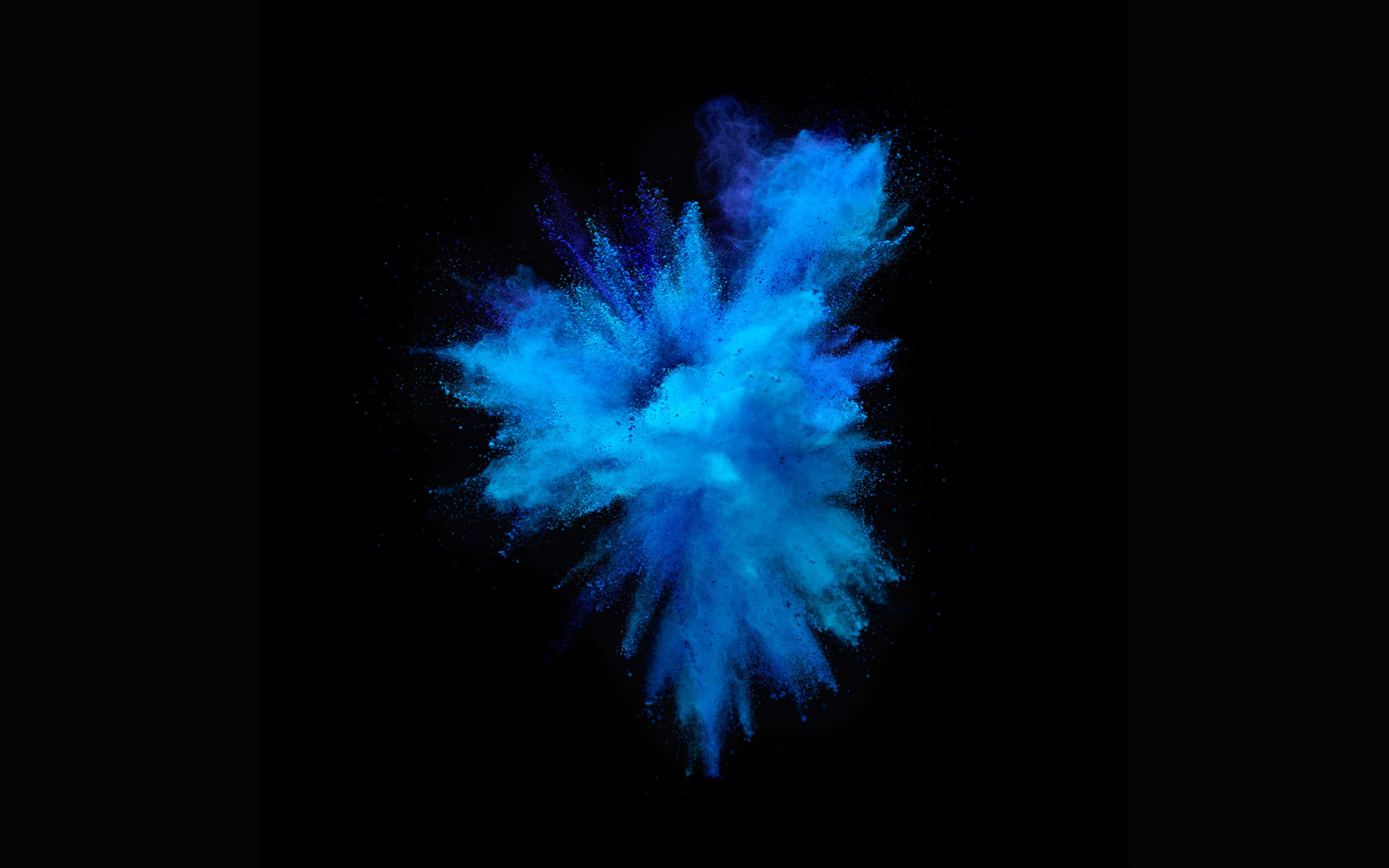 Powder Blue 桌布 壁紙 — 鮮豔的藍色粉末爆炸在純黑色背景上動態爆發。