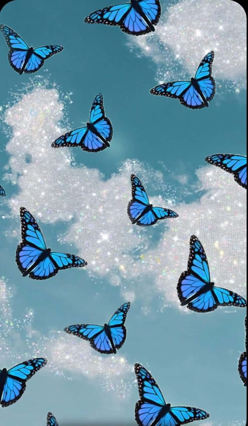 Glitter Butterfly 桌布 壁紙 — 鮮豔的藍色蝴蝶在閃爍的藍綠色天空和柔軟的白雲中優雅地飛舞。