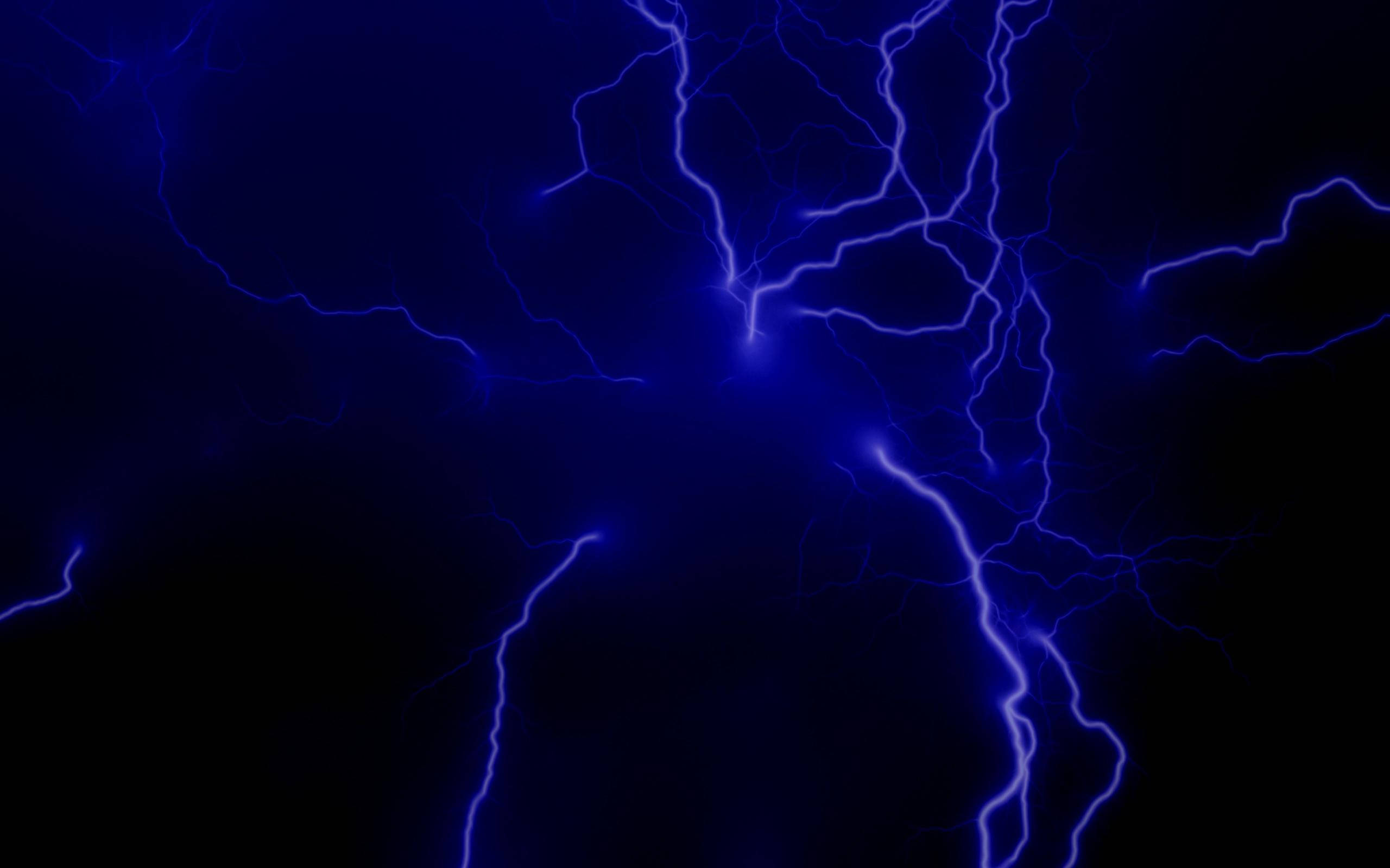 閃電 桌布 壁紙 — 鮮豔的藍色閃電在深黑色的天空中劈啪作響，呈現出戲劇性的電光展示。