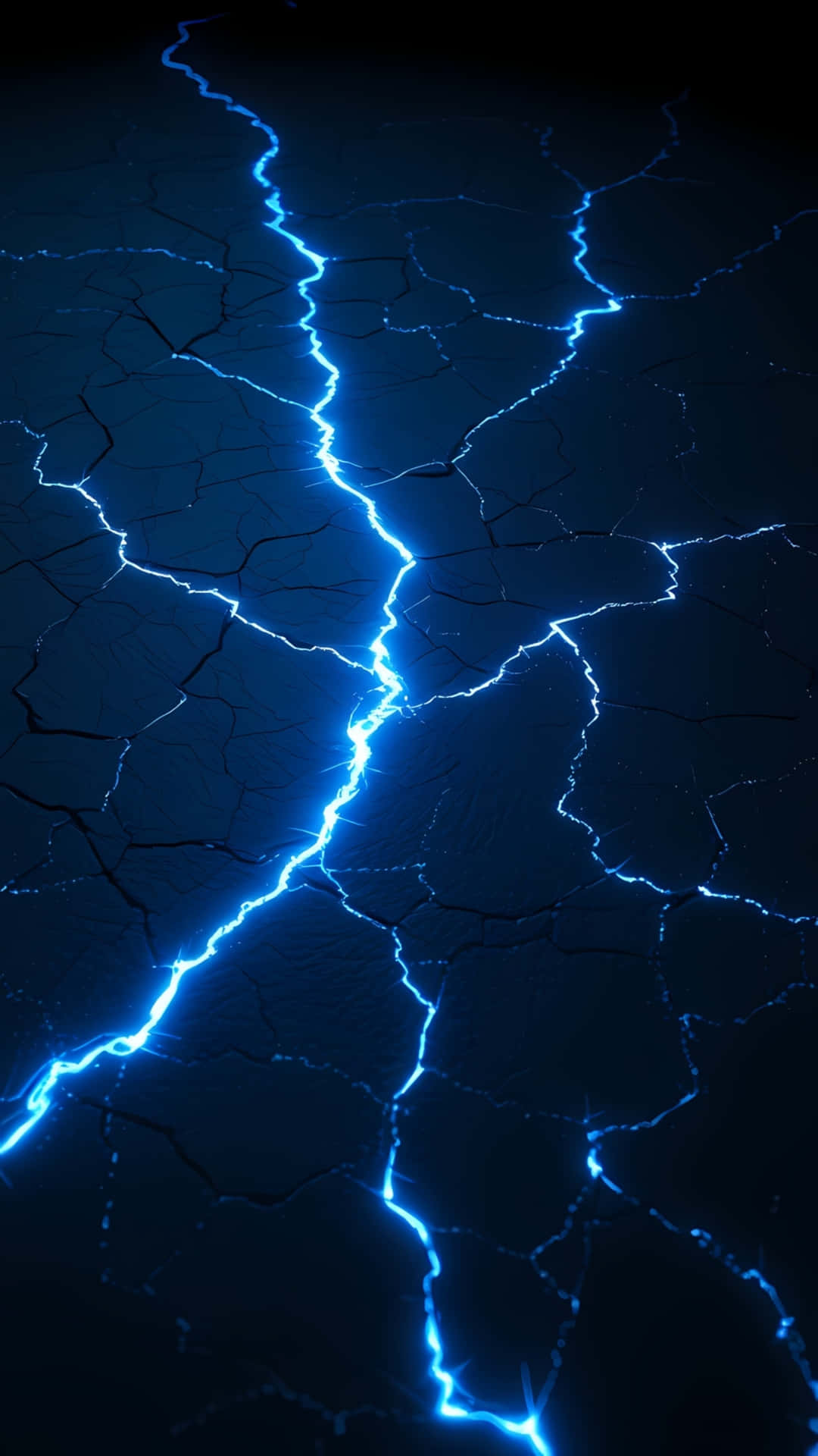 Electric Blue Lightning Cracks on Dark Surface 壁紙 — 鮮豔的藍色閃電在裂開的黑暗表面上分叉，形成戲劇性的電光展示。
