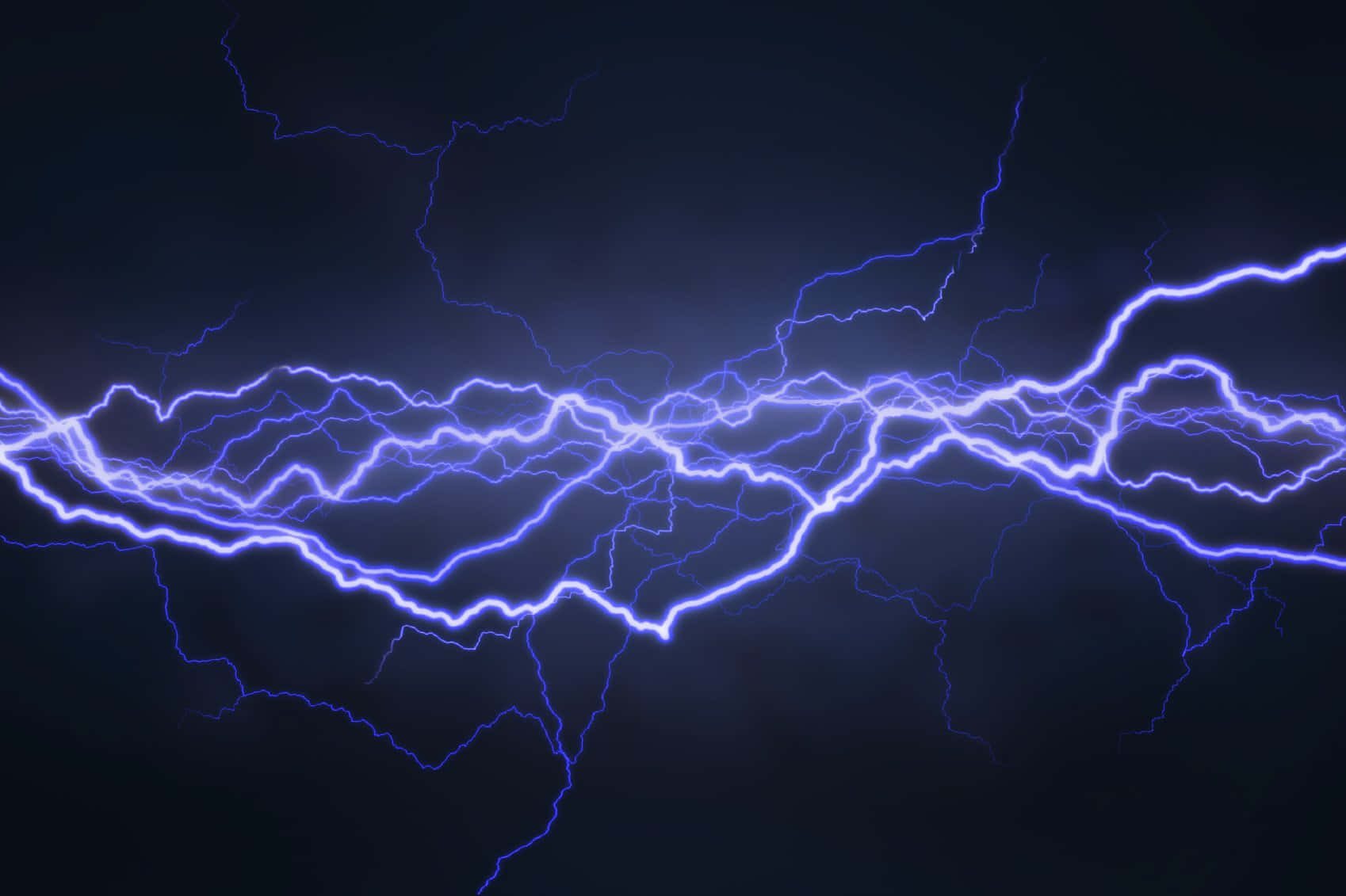 閃電 桌布 壁紙 — 鮮豔的藍色閃電在黑暗的暴風雨天空中劈啪作響，呈現出戲劇性的自然景象。