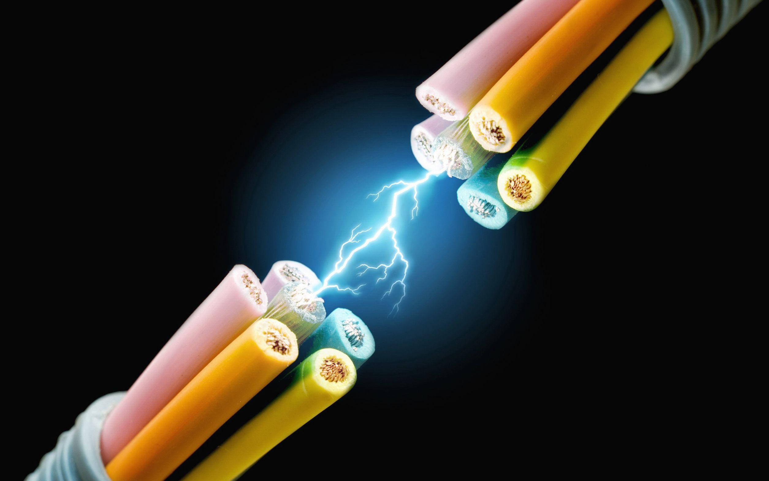 電力 桌布 壁紙 — 鮮豔的藍色閃電在黑色背景上，在色彩繽紛的電線裸露端之間形成弧線。