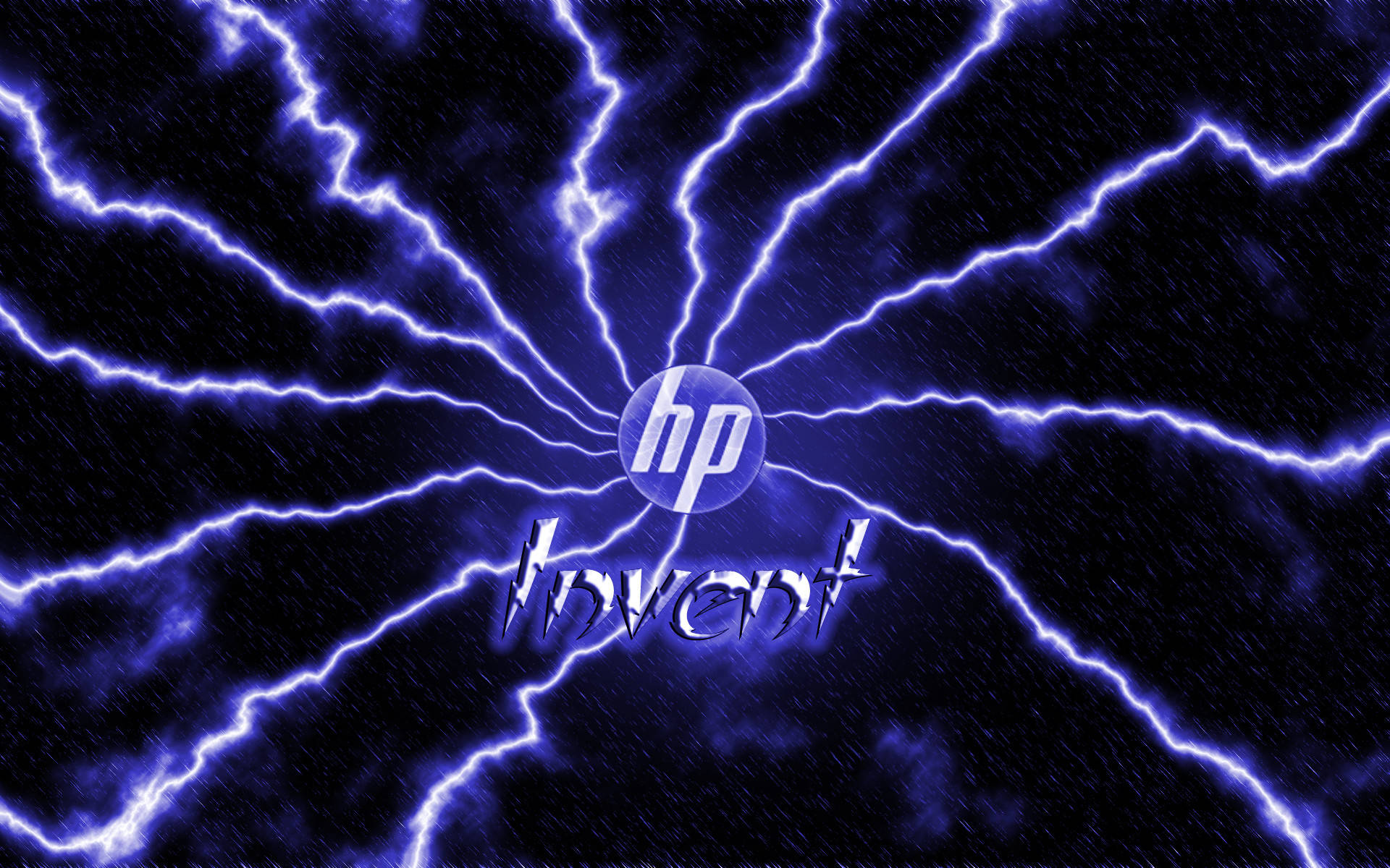 HP 桌布 壁紙 — 鮮豔的藍色閃電從中央的HP Invent標誌向黑暗的暴風雨天空和雨中輻射。