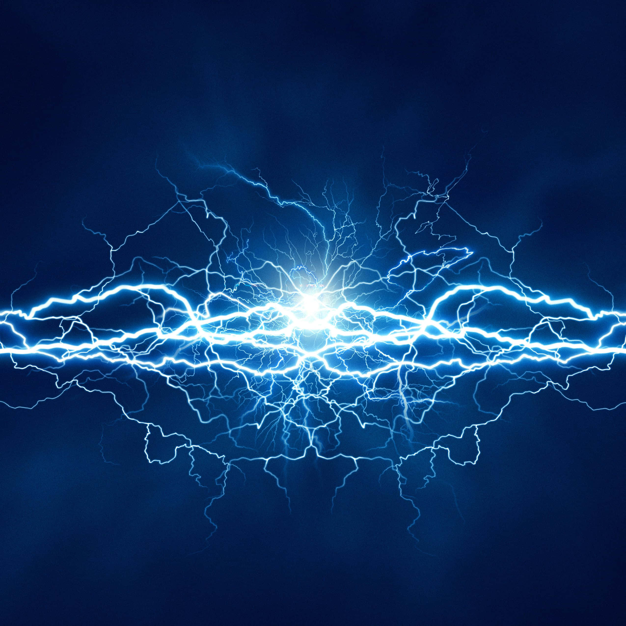 閃電 桌布 壁紙 — 鮮豔的藍色閃電從明亮的中心核心向深靛藍色的天空輻射。