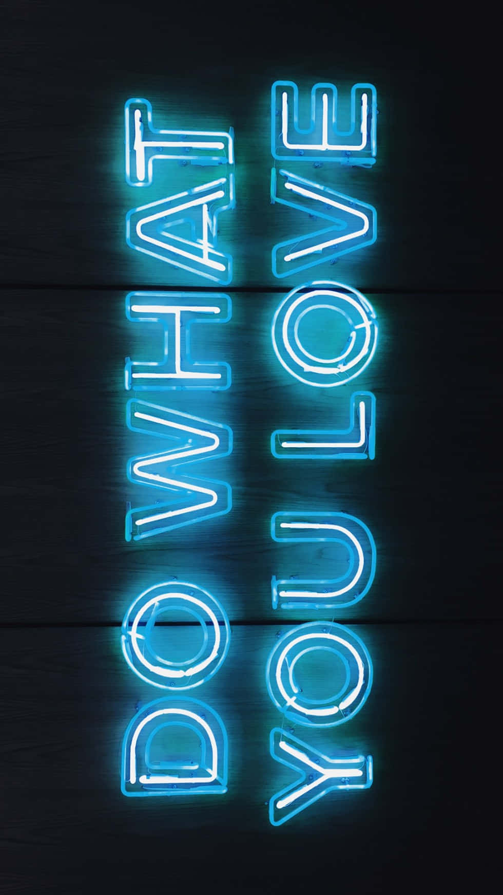 Aesthetic Blue 桌布 壁紙 — 鮮豔的藍色霓虹燈牌在深色木板上寫著「DO WHAT YOU LOVE」，發光的燈管投射出柔和的光線。