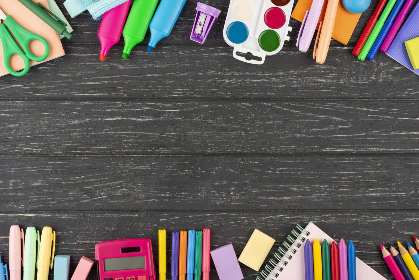 Back To School 桌布 壁紙 — 鮮豔的藝術用品，如馬克筆、剪刀和鉛筆，在深色木質表面上排列成彩色邊框。