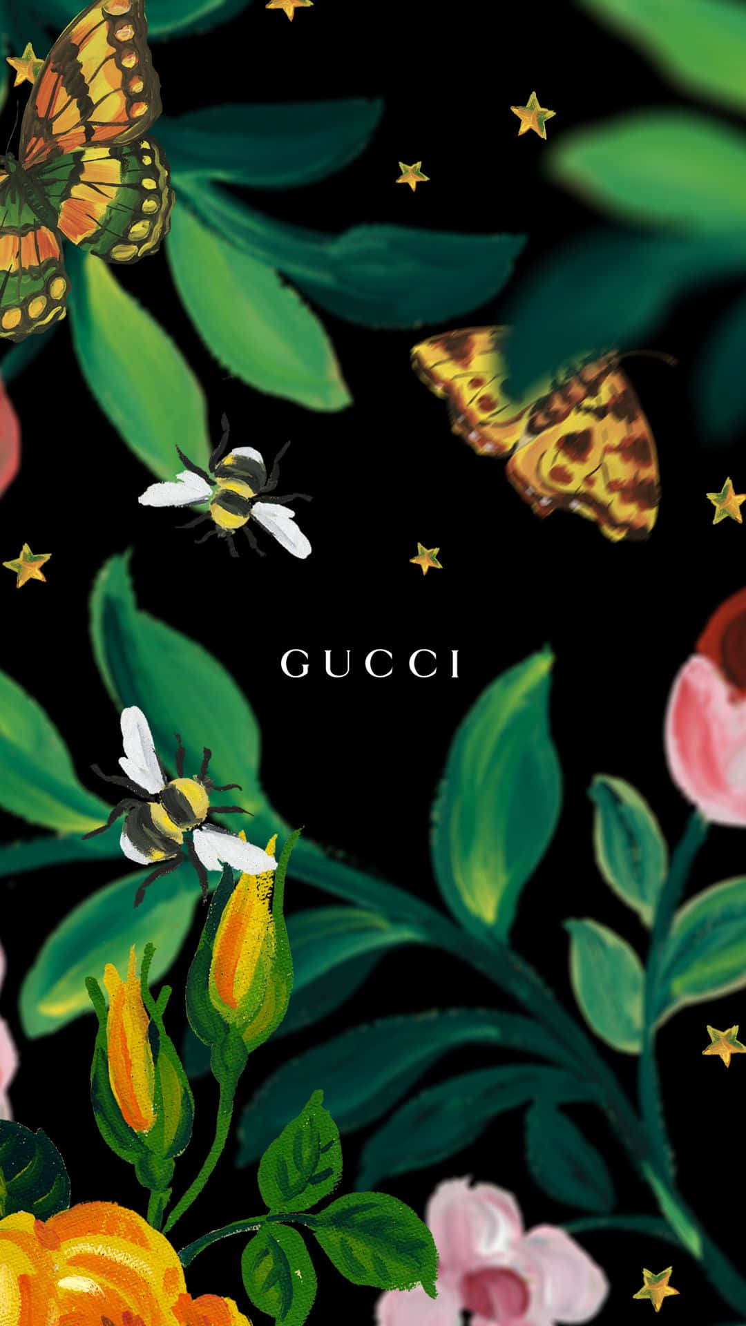 Gucci 桌布 壁紙 — 鮮豔的蝴蝶、蜜蜂和玫瑰在黑色背景上綻放，背景點綴著金色星星和 Gucci 標誌。